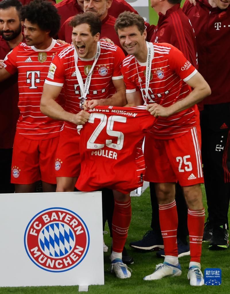 杜兰特遭包夹分球 芬尼·史密斯三分得手